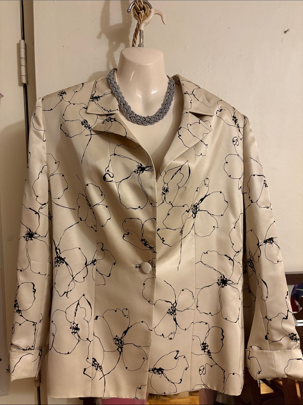 Albert Nipon Cream Blazer with Black Floral Line Print. Silk. 91. 9. Wool